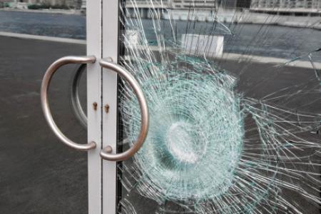 Drošības & aizsardzības plēves ēku stikla virsmām